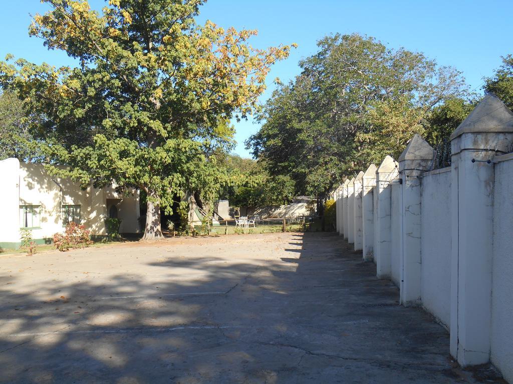 Victoria Falls Budget Hotel Экстерьер фото