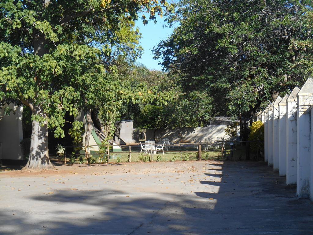 Victoria Falls Budget Hotel Экстерьер фото