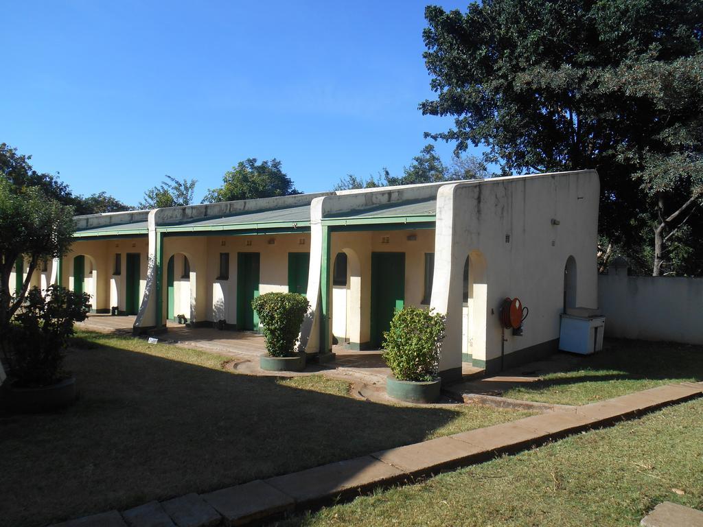 Victoria Falls Budget Hotel Экстерьер фото